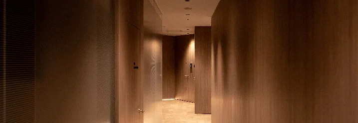 Heller Flur mit Holzwänden