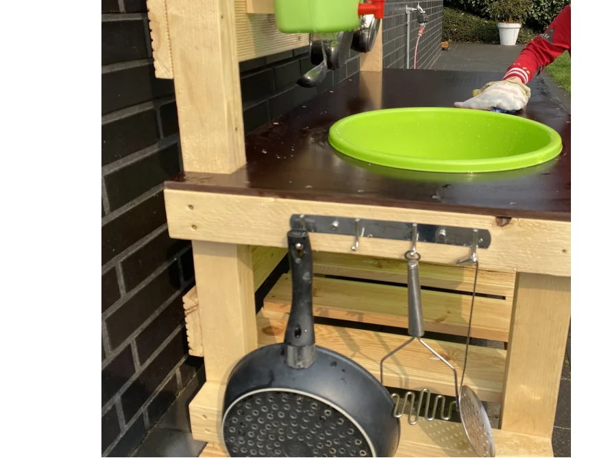 Spielküche aus Holz mit Küchenutensilien
