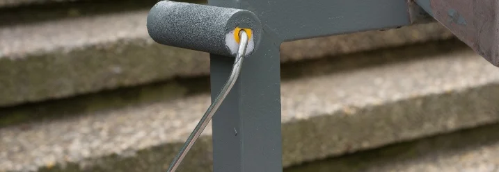 Metallgeländer mit kleiner Farbrolle streichen