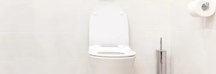 Moderne Toilette in weiß gefliestes Badezimmer