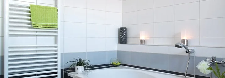Badewanne mit Handtuchheizkörper