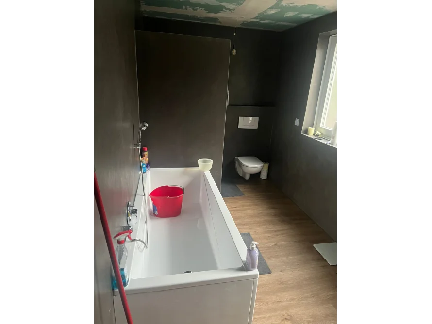 Modernes Badezimmer mit grauen Wänden
