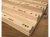 Holzkonstruktion mit Beschriftungen und Schrauben