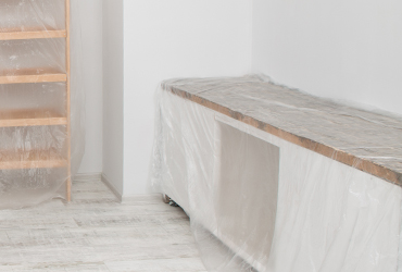 Abgeklebter Schrank und Regal