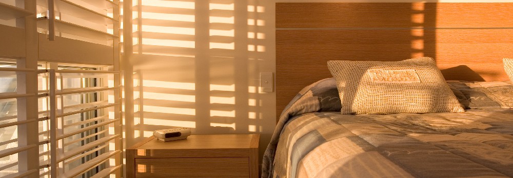 Sonnenlicht durch Fenster auf Bett
