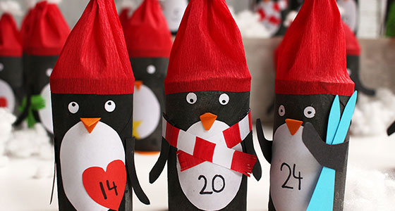 Drei Pinguine aus Klopapierrollen gebastelt, als Adventskalender.