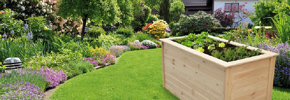 Holz-Hochbeet im Garten