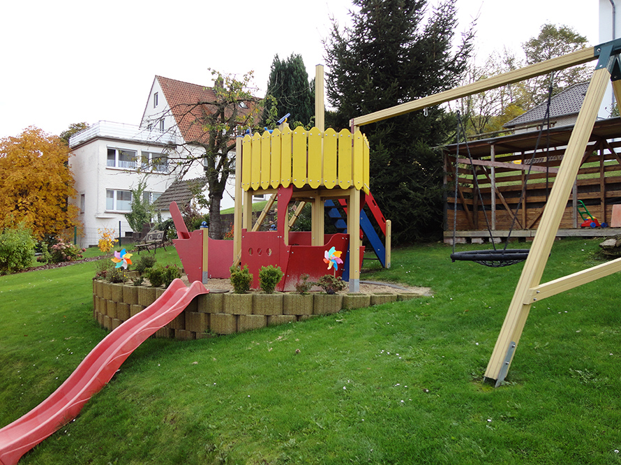 Spielplatz mit Rutsche und Schaukel