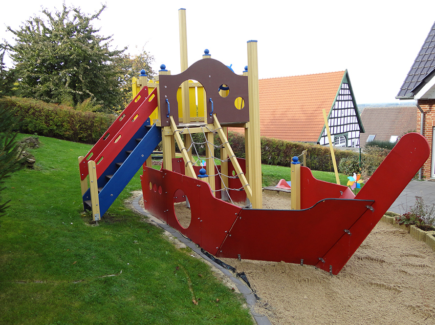 Spielplatzschiff mit Rutsche und Kletternetz